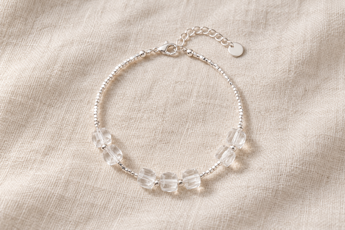 Blue agate or clear quartz: which crystal bracelet is traditionally worn for calm?