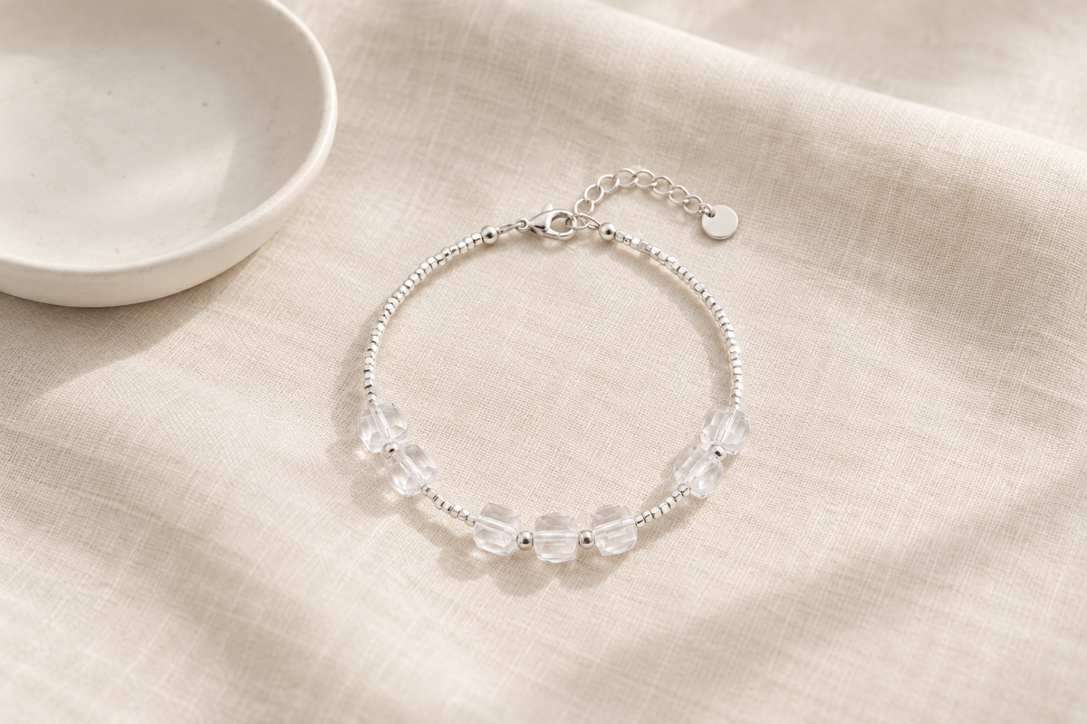 Which crystal bracelet is traditionally worn by men for manifestation?