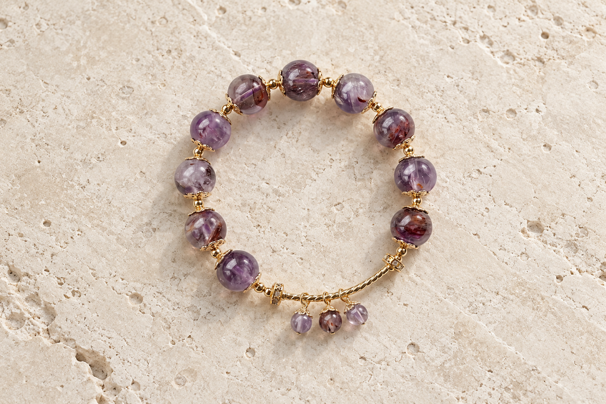 Can a man wear a crystal bracelet, and which style is traditionally worn for confidence?